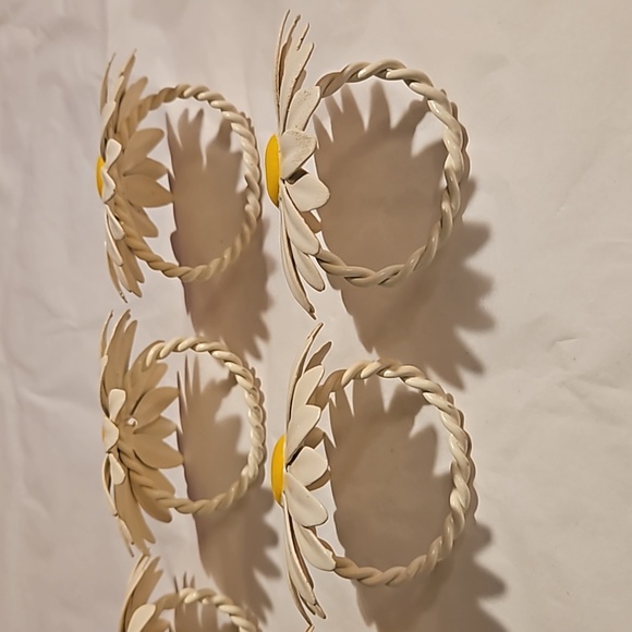 8 RARE Daisy painted all metal Napkin rings - Picture 7 of 7